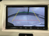 リバースギアに入れるだけで後方の表示へ切り替わります。夜間や雨の日の駐車も楽になりますよ。