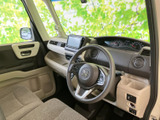運転席まわりは視界が広く、メーターや画面を自然な目線で確認できるレイアウトです。ベージュ系の内装が明るく、前席で過ごす時間にも落ち着きを感じられます。