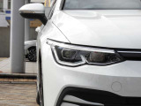 【IQ.LIGHT】 対向車や先行車のドライバーを眩惑することなく、前方の路面と路肩を広範囲に明るく照らすことができるマトリックスLEDヘッドライトを装備。快適なドライブをアシストします。