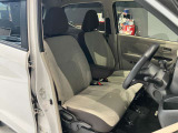 運転席、助手席です。座面も広くゆったりと座れてアームレストも付いているので重宝します。