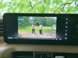 停車中に映像やテレビを視聴でき、休憩時間などに車内で過ごす際にも便利です。画面上に映像が表示され、メニューのアイコンも並ぶため、停車時の操作や確認がしやすい構成です。
