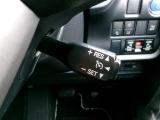 クルーズコントロールで一定速度をキープできます。運転の疲労も軽減してくれ、燃費節約にも役立ちます。ロングドライブの頼もしい味方ですね。