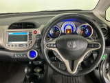 【ハンドル】運転にかかわる様々な操作を安全に行えるように視点移動が少なく操作性に配慮されたスイッチ類が凝縮されたコックピットです。