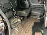 シートをはね上げれば、高さのある荷物も積めます。