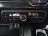 運転席からも手が届きやすく、操作しやすい空調コントロールパネル。オートエアコンなので操作の煩わしさが無くオールシーズン快適にドライブできます。快適空間で運転に集中できますね。
