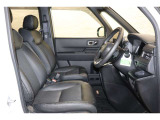全ての座席で皆様に快適におくつろぎいただけるよう膝周りにゆとりを持たせ、心地よく座れるよう設計されています!!