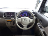 【運転席インテリアデザイン】左右対称のインテリアデザインでドライバーを包み込み運転に集中できるように設計されています。