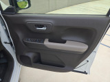運転席の内側にはドリンクホルダーと嬉しい小物入れがあります♪