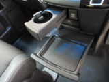 運転席からも助手席からも使いやすい位置に引き出し式ドリンクホルダーとスマホなどを置けるトレイを配置。