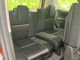 3列目にも複数人で座れるシートが備わり、後席まで乗車スペースを確保。ヘッドレストとシートベルトがあり、ご家族や友人とのお出かけにも便利です。