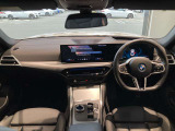 BMWカーブド・ディスプレイが中心の次世代コックピット。スイッチ類を減らし、直感的な操作とクリーンなデザインを実現しています。