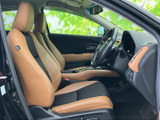 明るい色合いのシートと落ち着いた内装色の組み合わせで、運転席まわりに親しみやすい雰囲気があります。前方の視界も確保され、毎日の乗り降りにもなじみやすい空間です。