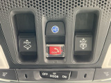 緊急時などにオペレーターを呼び出すHonda CONNECT対応。その左右に電動パノラミックサンルーフの操作ボタン