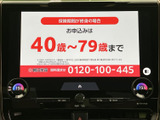 中央のディスプレイには案内情報が大きく表示され、文字や数字を確認しやすいレイアウトです。タッチ操作に対応した画面で、必要な情報へアクセスしやすい室内環境です。