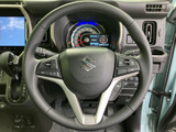 ステアリングには複数のスイッチが配置され、手元で車内機能を扱えるつくりです。メーターを見ながら操作しやすく、運転中に視線を大きく移さずに済む点も日常使いにうれしいポイントです。