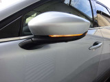 被視認性を高めるLEDウインカー内蔵のドアミラーを備えています。右左折や進路変更時の合図を周囲へスムーズに伝えられるため、日常の街乗りから長距離ドライブまで安全運転をサポートする実用的な装備です。