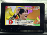 テレビ番組を画面で視聴でき、停車中の待ち時間を過ごす際にも活用できます。画面いっぱいに映像が表示され、操作項目も下部にまとまっていて確認しやすいです。