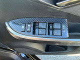 運転席の窓スイッチです。ALL AUTOの表示があり、ドアロックのボタンも並んでいます。