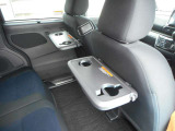 運転席と助手席後ろにシートバックテーブルが付いています。