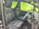 運転席と助手席は、体を支える形状のシートと落ち着いた色合いでまとめられています。前方や左右の窓から周囲を見渡しやすく、乗り降りの際にも車内の様子を確認しやすい空間です。