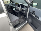 快適に運転できるドライブポジション!運転席シートリフターとシートスライドで、無理のない運転姿勢がとれます
