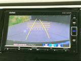 車両後方の映像と目安線が画面に表示され、駐車時に周囲の状況を確認する際に便利です。車庫入れや切り返しの場面でも、目視と合わせて活用いただけます。