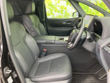 身体を預けやすい形状のシートと、手の届きやすい位置にまとまった運転席まわり。落ち着いた色合いで清潔感があり、前方の視界も確認しやすく、毎日の移動を快適に支えます。