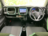 運転席まわりは前方の視界が広く、メーターや中央の画面も目に入りやすい配置です。シートは落ち着いた色合いで、足元にもゆとりがあり、毎日の乗り降りにも使いやすい空間です。