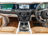 Rolls-Royceの世界観を体感できるインテリアでございます。