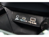 小物の収納に便利なセンタートレイには携帯等のデバイスの充電可能なUSB出力電源付です。