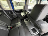 運転席・助手席背面にシートバックテーブルが装着されています