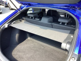 荷室のプライバシーを守るカーゴエリアカバー付き。左右どちらからでも引き出し、巻取りが可能です。荷室を広く使いたいときも取り外しは不要です。
