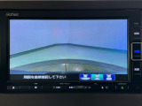 【バックカメラ】運転が苦手な方も車庫入れラクラクです!ギアをリバースに入れれば自動的に切り換わりますので、面倒な操作は不要です♪狭い駐車場もお車を傷つけず安心ですね!