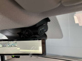 前方の映像だけでなく、車内から後方の映像もばっちり記録します