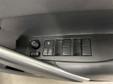 パワーウィンドウスイッチで運転席から全席の窓の開閉ができます♪