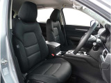 【清潔感のある運転席&助手席】隅々までクリーニングの行き届いた運転席&助手席。目立ったシミや汚れ等もございません。快適なドライブをどうぞ。