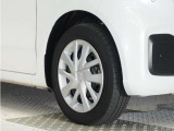 ◆純正ホイール装着車◆シンプルなデザインのホイールキャップ付きです。