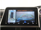 【パノラマモニター】に搭載した4つのカメラにより、車を真上から見ているような映像を表示。運転席から確認しにくい車両周囲の状況を把握できます。