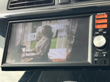 停車中にテレビ映像を視聴でき、休憩時間のひとときを過ごす際にも活用できます。画面上で番組を楽しめる装備が、車内での待ち時間をより快適に演出します。