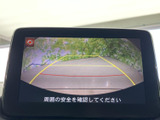 後方の様子を画面で確認でき、駐車時の周囲確認をサポートします。目安となるガイド線も表示されるため、車庫入れの際に活用いただけます。