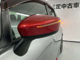 【ウィンカー付きドアミラー】ドアミラーは車幅の最も外側に位置するため、横や斜め後ろから接近する車両や歩行者にも方向指示が伝わりやすくなります。
