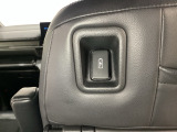 運転席の後ろには充電可能なUSB端子がついています。横のポケットにスマートフォンなどを差し込んで移動中に充電もできるので便利です。