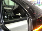【ブラインドスポットインフォメーション】走行中に、斜め後ろの車を検知すると、ドアミラーのマーク点灯にてお知らせします。