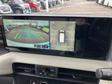 車両周辺の映像と俯瞰表示を画面上で確認でき、駐車時などに周囲の状況を把握する目安になります。複数の視点を見比べられ、日常の駐車をサポートします。