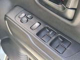 運転席の窓操作部分です。スイッチでミラーや窓の開閉が電動で行えます。