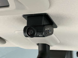 前方の映像だけでなく、車内から後方の映像もばっちり記録します