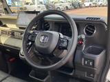 前席まわりは運転席から助手席まで見通しやすく、窓からの視界も広々としています。ゆとりを感じる座席と落ち着いた内装で、乗り込む方にもくつろいでいただける空間です。