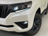 【LEDヘッドライト】悪天候や夜間走行時も良好な視界を確保し安心して運転できる高輝度LEDヘッドライトを装備!点灯速度が早く、消費電力も抑えられています。