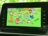 色鮮やかな映像と字幕が画面いっぱいに表示され、停車中の待ち時間にもテレビ番組を視聴できます。画面の明るさや文字も確認しやすく、休憩時の過ごし方に楽しみを添えてくれます。