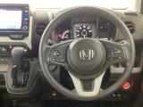 【ハンドル】運転にかかわる様々な操作を安全に行えるように視点移動が少なく操作性に配慮されたスイッチ類が凝縮されたコックピットです。